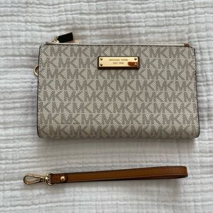 Michael Kors Adele Logo Smartphone Wallet